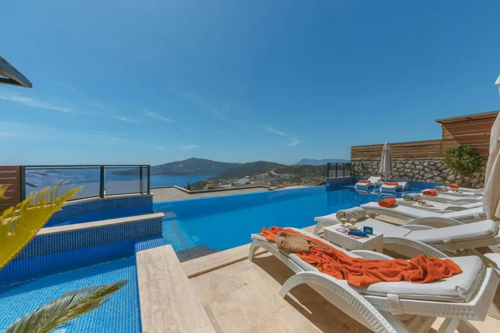 piscine avec une vue avec les transats