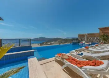 piscine avec une vue avec les transats