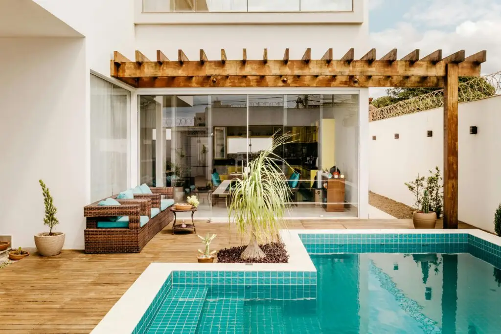 piscine avec pergola en bois et le coin repos