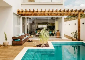 piscine avec pergola en bois et le coin repos