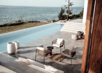 salon de jardin avec vue sur piscine